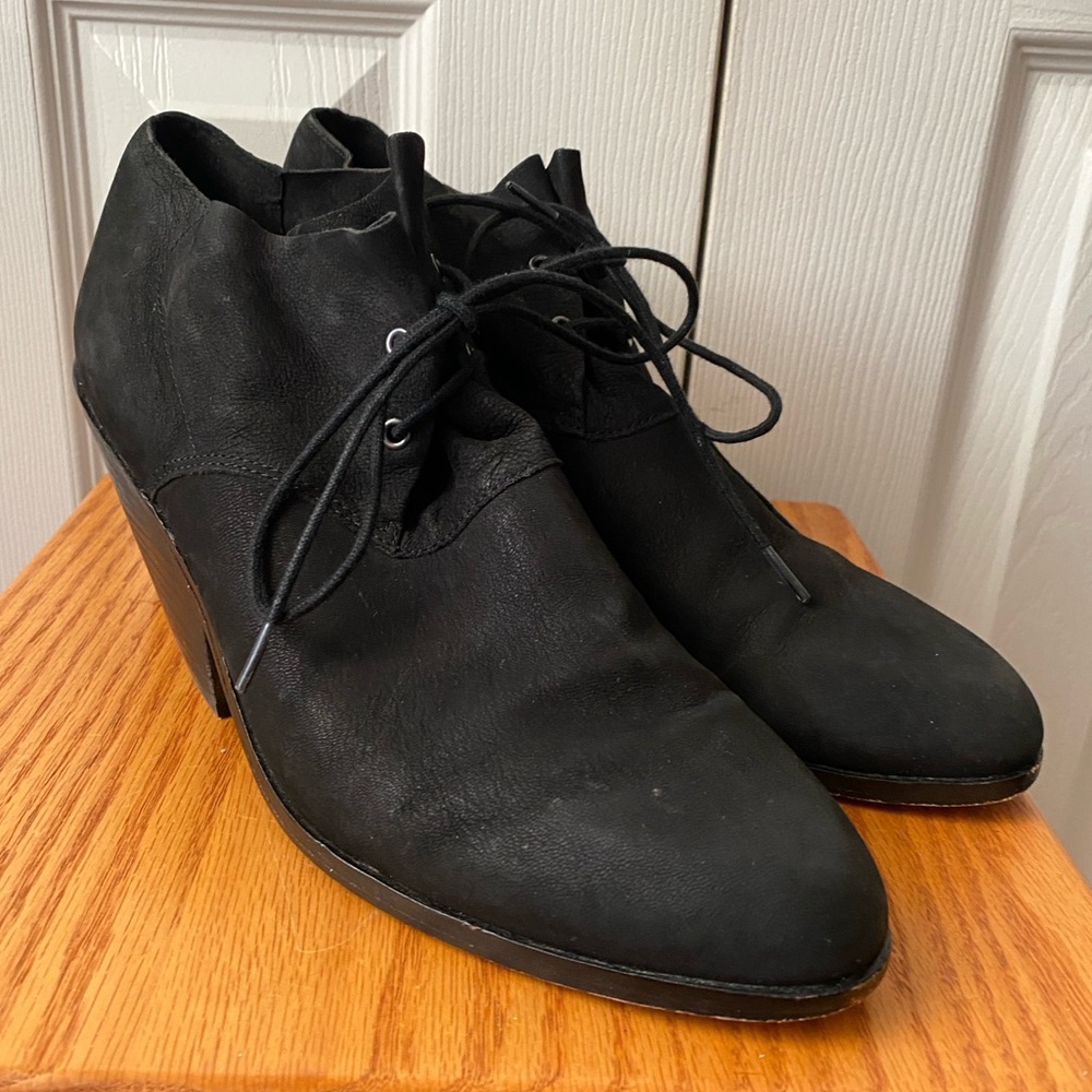 EILEEN FISHER Black Tumbled Nubuck Lace-up Chunky Heeled‎ Ankle Booties Boots 11